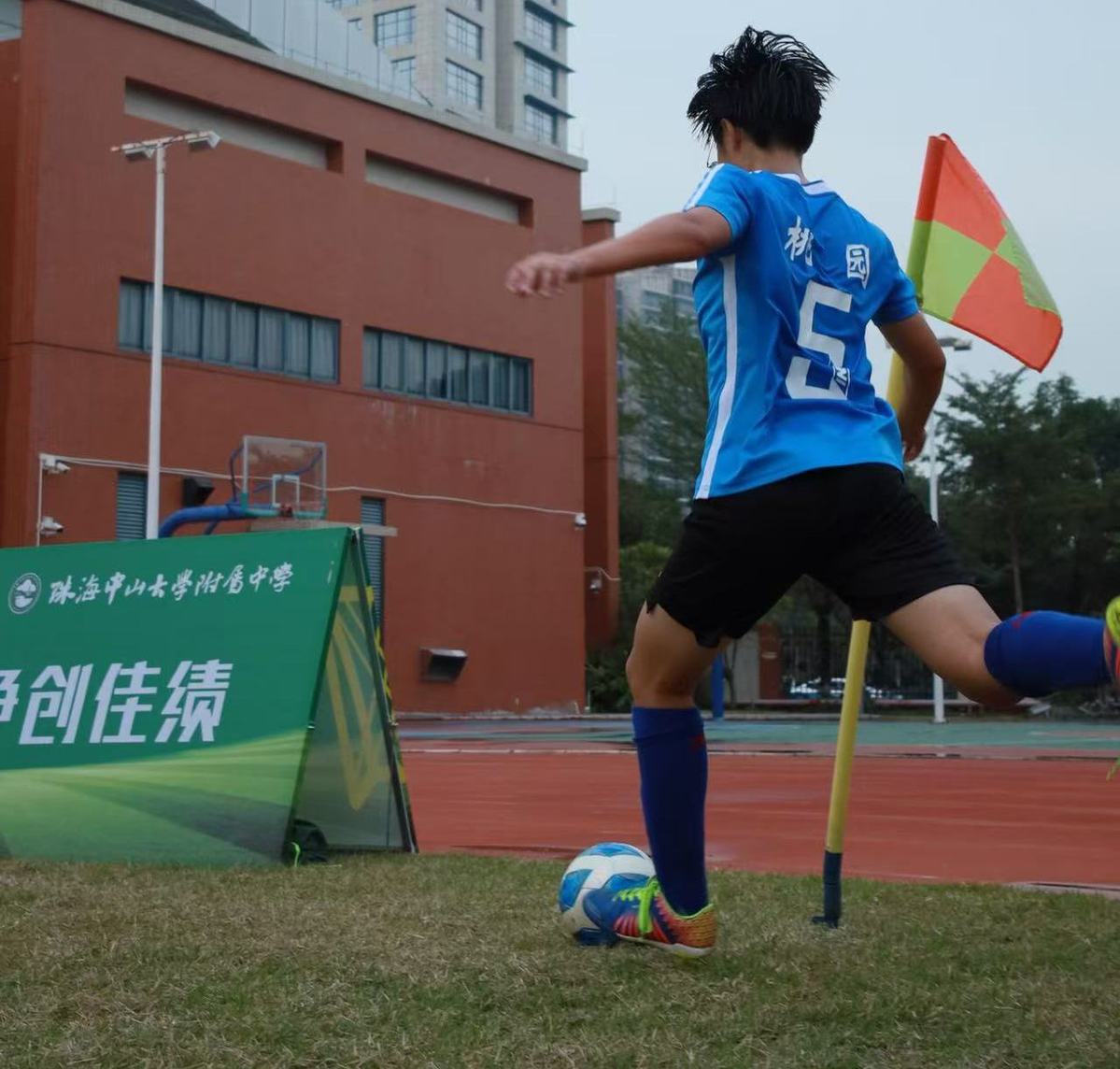 米兰体育app-包含绿茵场上球队的拼搏精神让人为之动容的词条