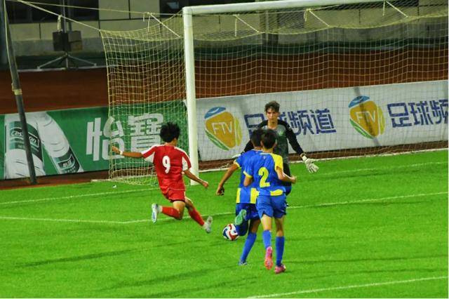 米兰体育官网-足球巅峰对决战火再燃，球队备战迎接挑战