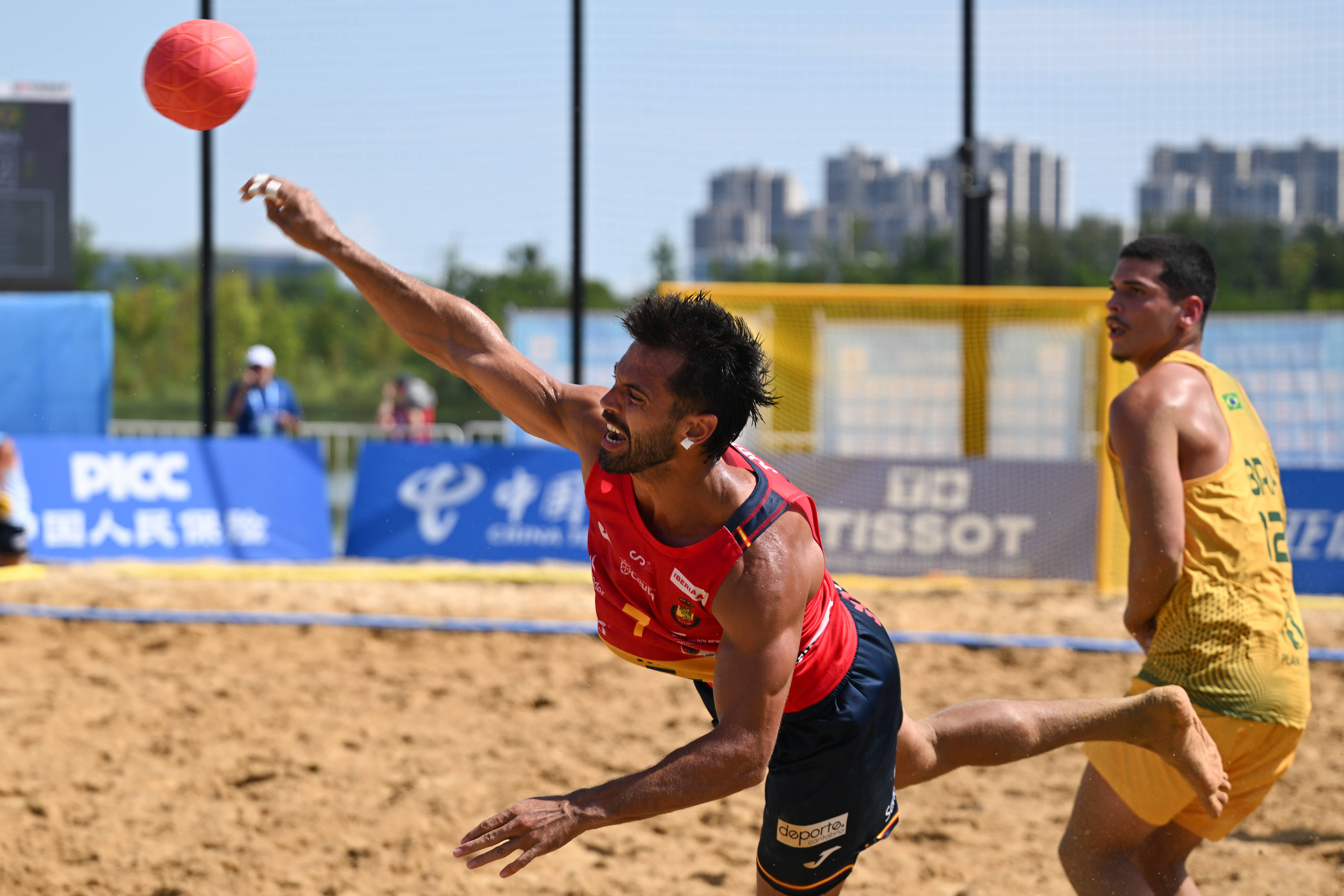 游泳项目赛场激烈，巴西选手勇夺金牌的简单介绍