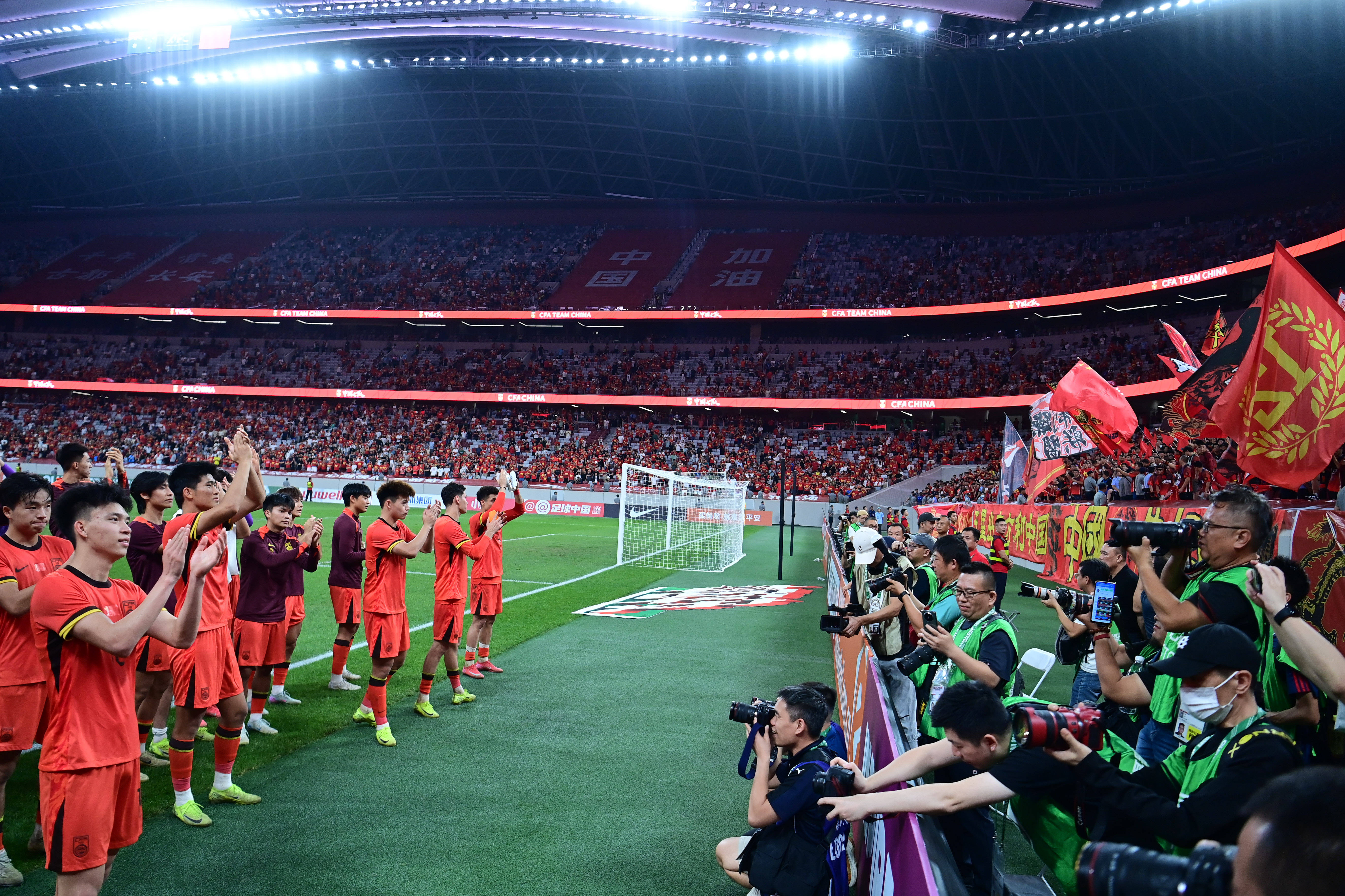 关于国际女子足球赛，中国队获胜晋级的信息