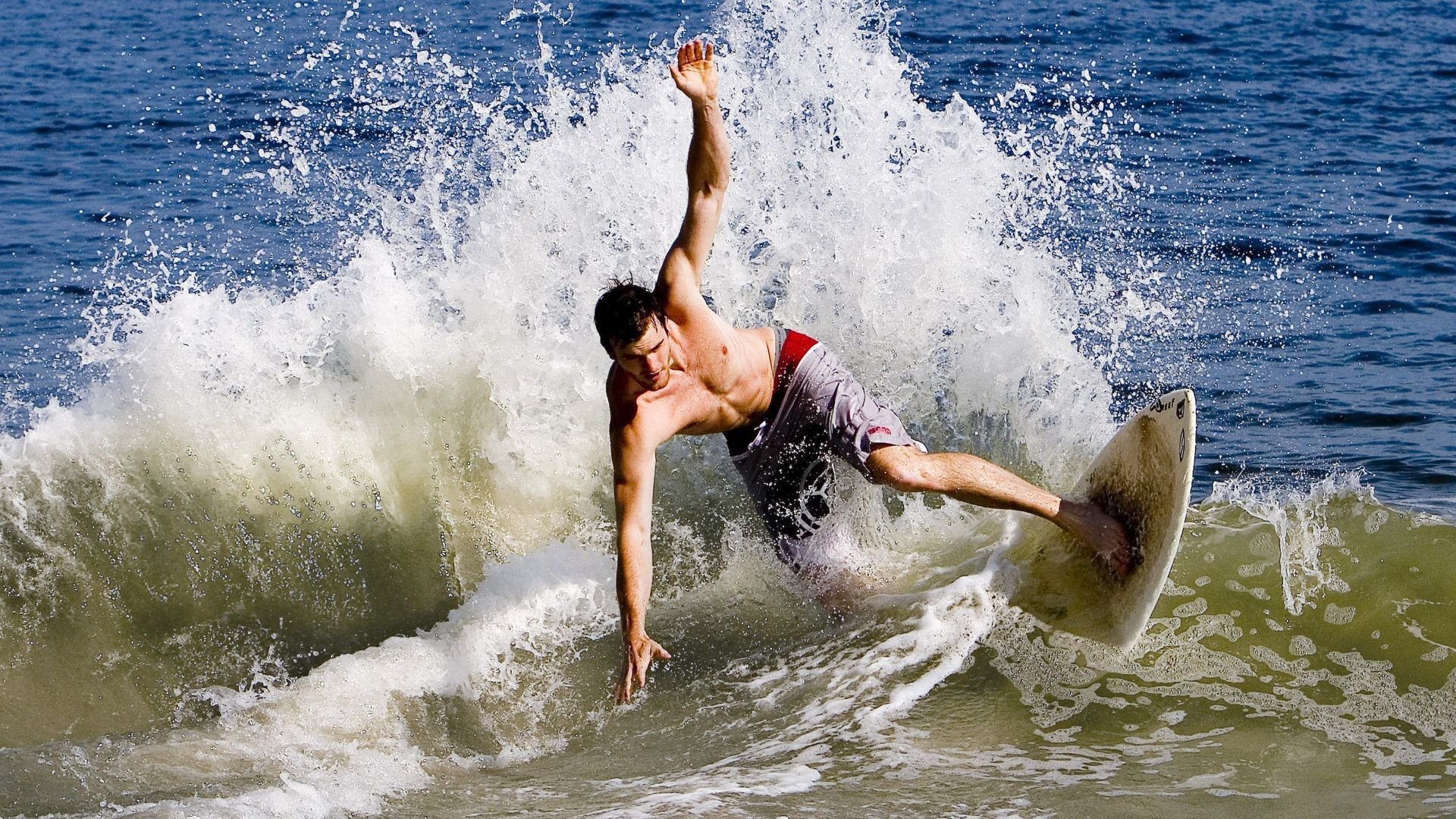 赛道上的独舞者，凯塞多如何用统治级数据点亮F1街道赛之夜